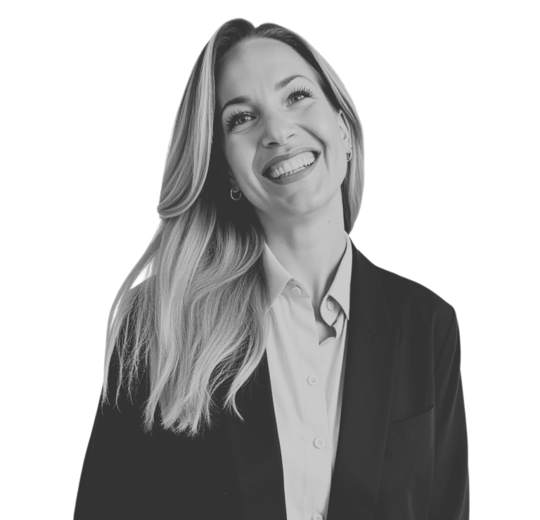 Daniela Bloecker Ein Foto von Daniela Blöcker mit langen, blonden, offenen Haaren. Sie lächelt in die Kamera und trägt Business Kleidung.