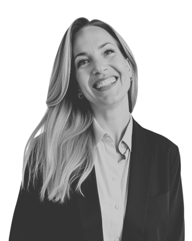 Daniela Blöcker Foto Ein Bild von Daniela Blöcker, auf dem sie offene blonde, lange, offene Haare hat und Businesskleidung trägt. Sie lächelt in die Kamera.