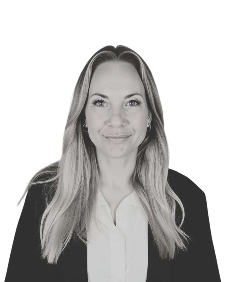 Daniela Blöcker Foto Ein Bild von Daniela Blöcker, auf dem sie offene blonde, lange, offene Haare hat und Businesskleidung trägt. Sie lächelt in die Kamera.
