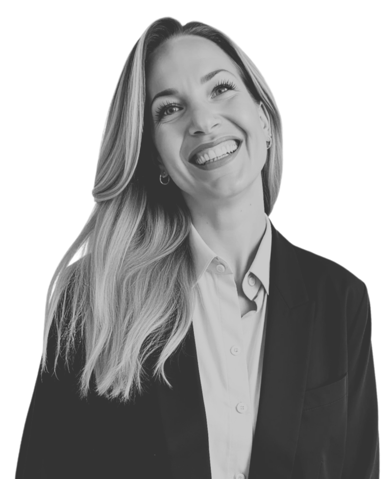 Daniela Bloecker Ein Foto von Daniela Blöcker mit langen, blonden, offenen Haaren. Sie lächelt in die Kamera und trägt Business Kleidung.